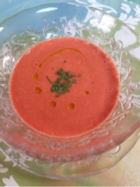 トマトパプリカビーツアボカドの赤いスープの画像