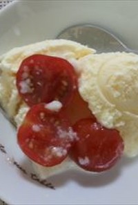バニラアイスにプチトマト