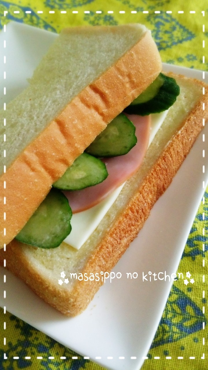 サクサク胡瓜とハムチーズのサンドイッチの画像