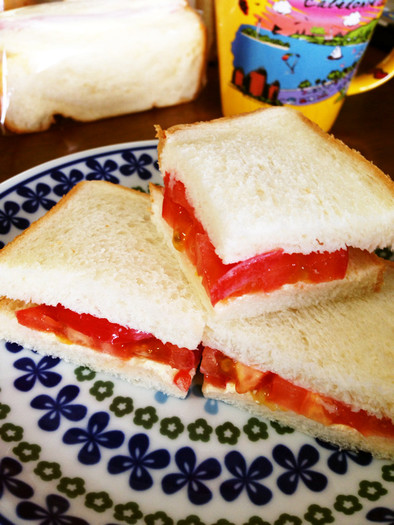甘酸っぱいトマトのサンドイッチの写真