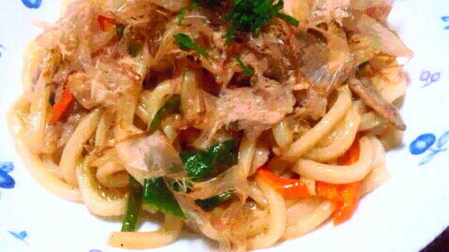 冷凍うどんで焼きうどん 簡単 麺つゆ使用 レシピ 作り方 By ふーみんbaba クックパッド