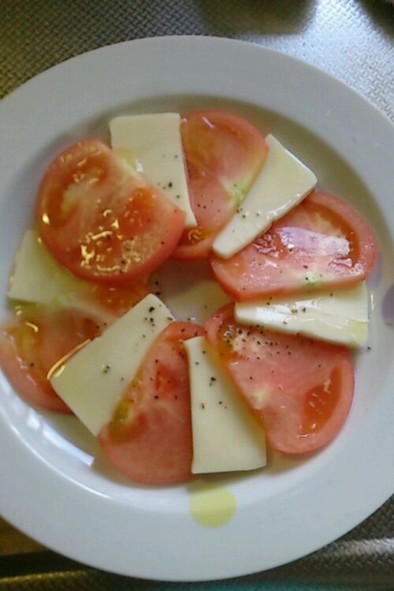 トマトとチーズのカルパッチョ風味の写真