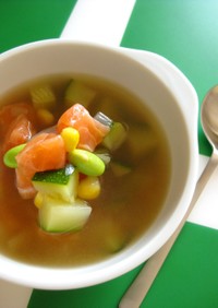サーモンと夏野菜の冷製コンソメスープ