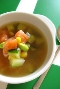 サーモンと夏野菜の冷製コンソメスープ