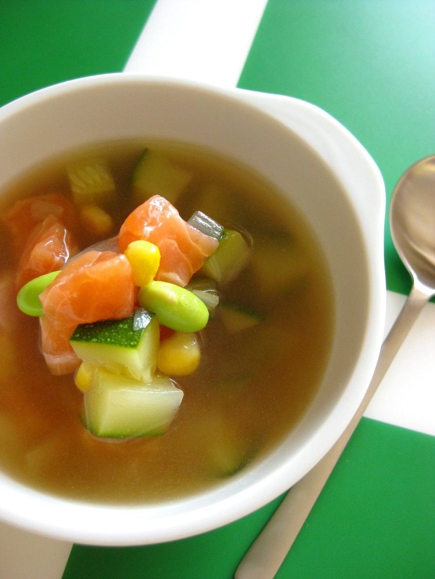 サーモンと夏野菜の冷製コンソメスープの画像