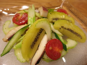 NZ産キウイとイカとセロリのマリネ
