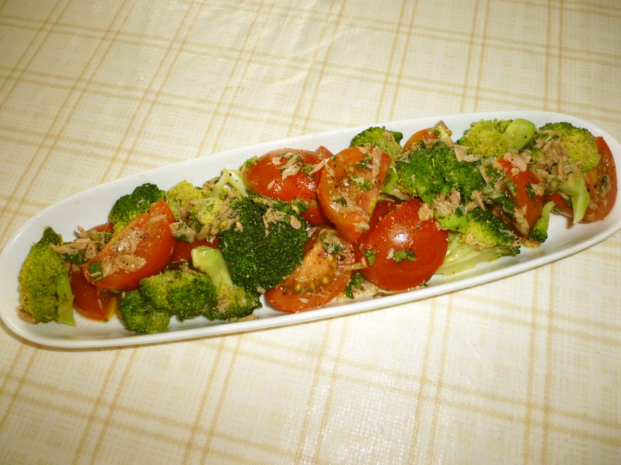 トマトとブロッコリーのバジルサラダの画像
