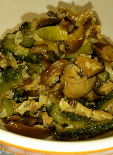 乾燥椎茸、湯葉とゴーヤの甘辛煮の写真