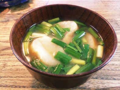 葱と麩の味噌汁の写真