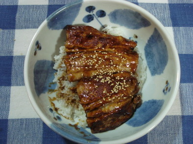 秋刀魚の蒲焼き丼の写真