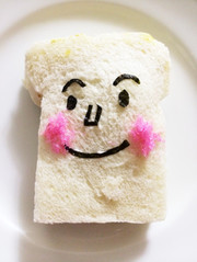 簡単キャラ弁!食パンマンサンドの写真