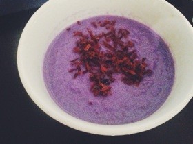 紫キャベツの冷製スープの画像