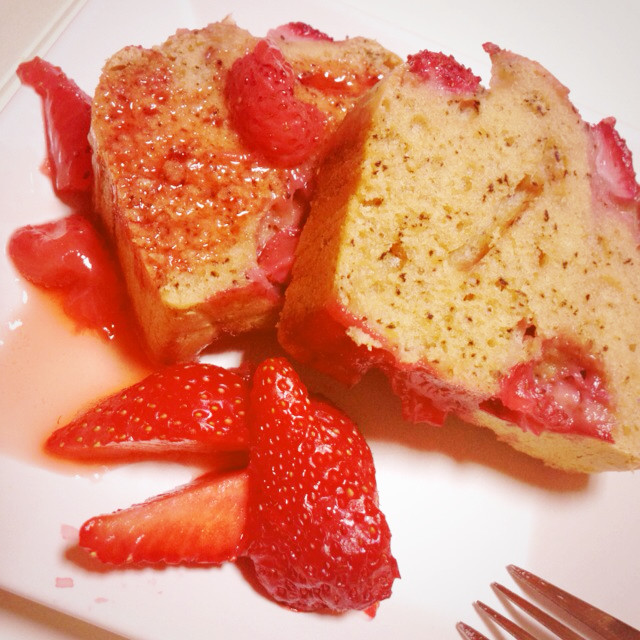 紅茶と苺のパウンドケーキ  苺ソースのせの画像