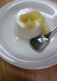桃のシロップ煮をかけたヨーグルトゼリー