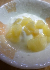 桃のシロップ煮をかけたヨーグルト