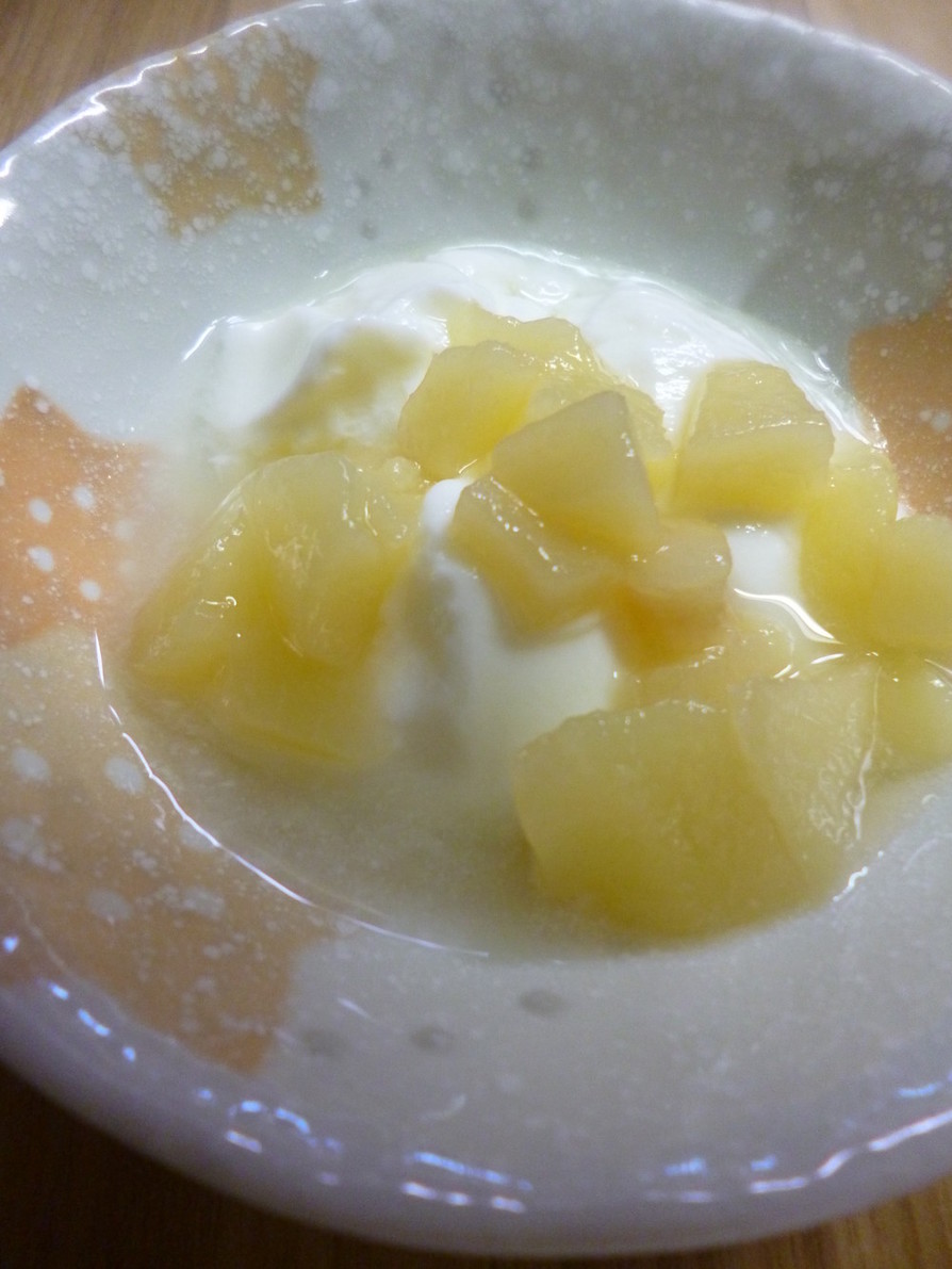 桃のシロップ煮をかけたヨーグルトの画像