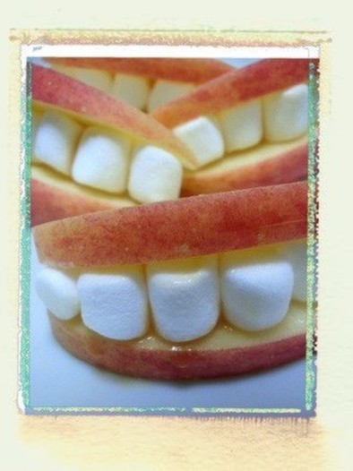 りんごとマシュマロで歯のハロウィンおやつの写真