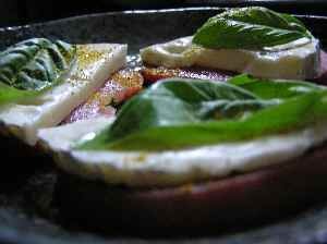 トマトとカマンベールのカレー風味サラダの画像