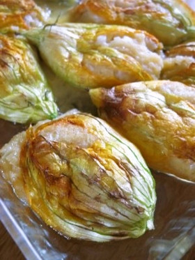 ズッキーニの花のチーズファルシー