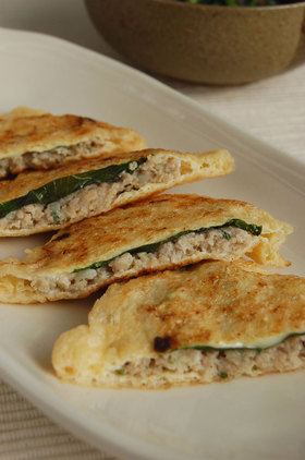 餃子の餡入りきつね焼き