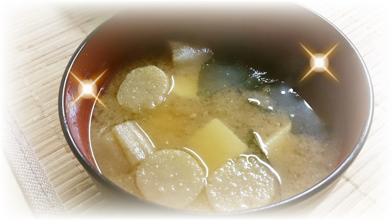 豆腐とわかめと麩の味噌汁の画像