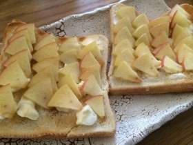 マヌカハニーアップルクリチトースト