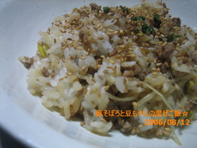 豚そぼろと豆もやしの混ぜご飯。