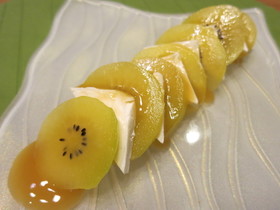 キウイとクリームチーズのマヌカハニーがけ