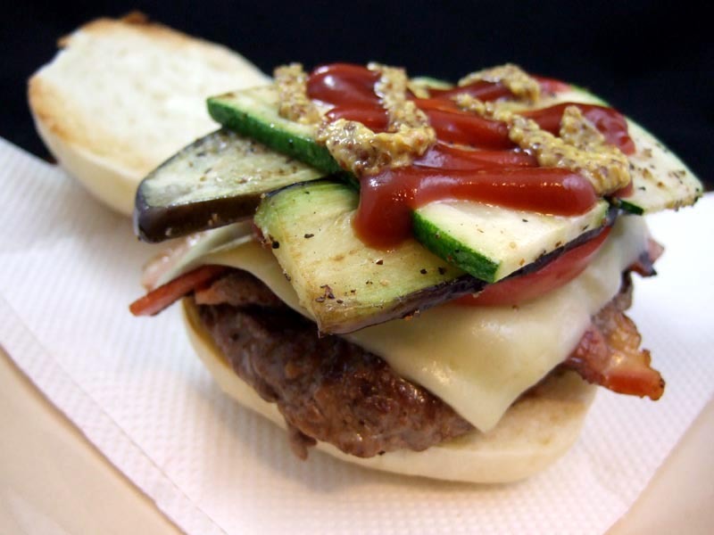 男性必見料理　夏野菜ハンバーガーの画像
