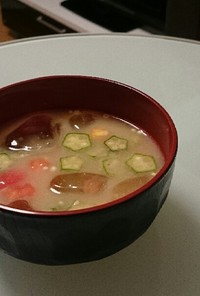 ぱぱっと冷や味噌汁(トマトとオクラ)
