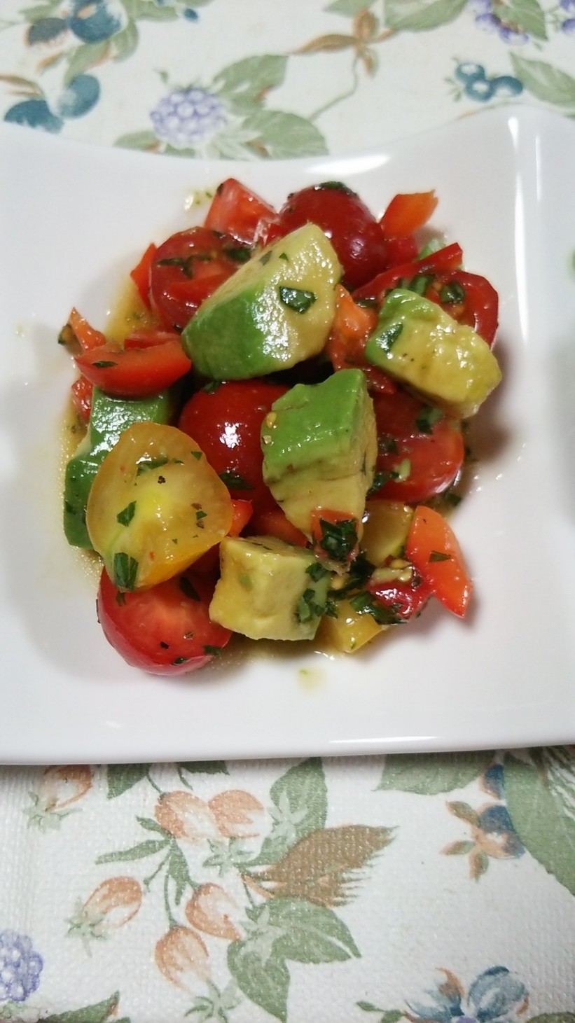 ミニトマトとアボカドのサラダの画像