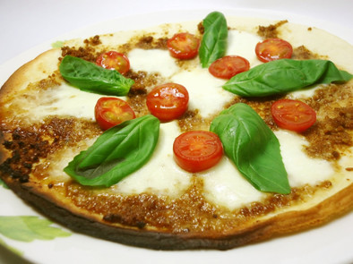 トマトとモッツァレラチーズの胡麻ピザの写真