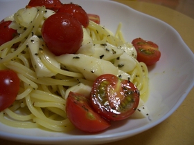 トマトとモッツァレラチーズの冷製パスタ