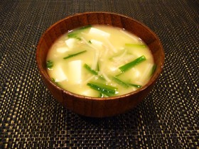 風邪予防◎ニラ納豆・えのき・豆腐の味噌汁