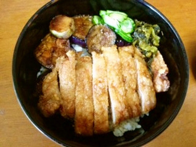 パーコー丼（厚切り豚ロース唐揚げ丼）の写真