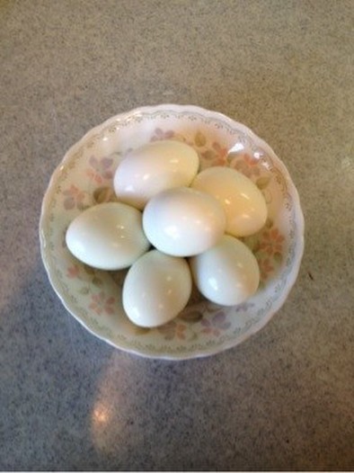 綺麗に剥けるゆで卵（固茹で）の写真
