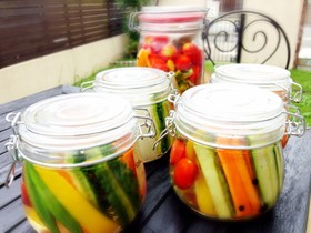ゴーヤ、パプリカなどの簡単野菜のピクルス