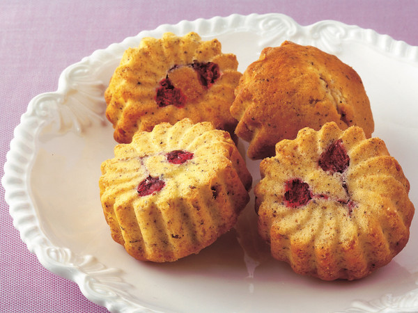 桜の花と甘納豆のケーキほうじ茶風味