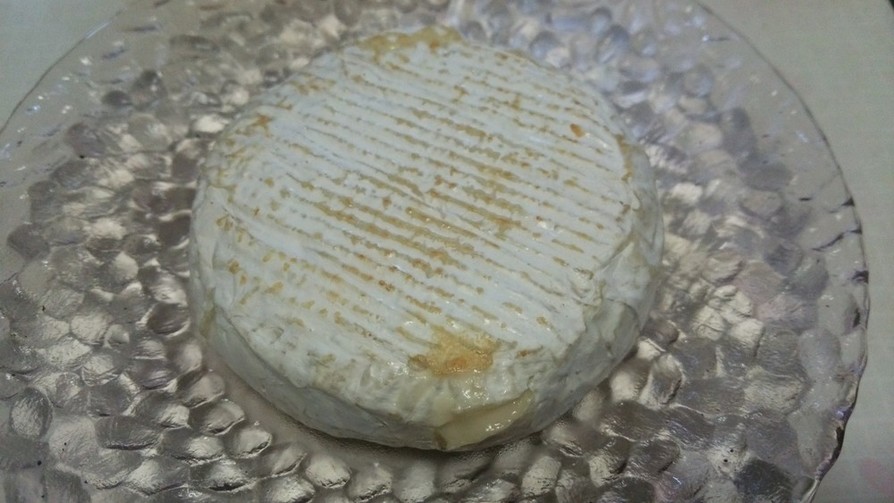 カマンベールチーズの丸焼きの画像