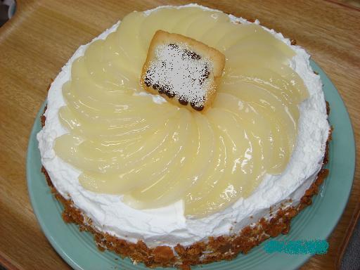 白桃とヨーグルトムースのケーキの画像