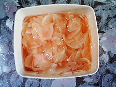 きれいなピンク色になる甘酢生姜の作り方の写真