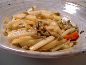 じゃがいもと酸豆角の炒め物