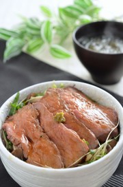 野菜たっぷり食べられる!ローストビーフ丼の写真