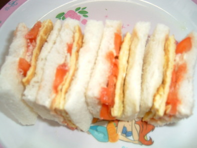 たまごやきとトマトのサンドイッチの写真