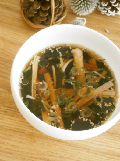 速攻完成！かにかまとワカメの中華風スープの写真