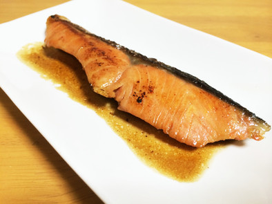 簡単♫漬けて焼くだけ鮭のにんにく醤油焼きの写真