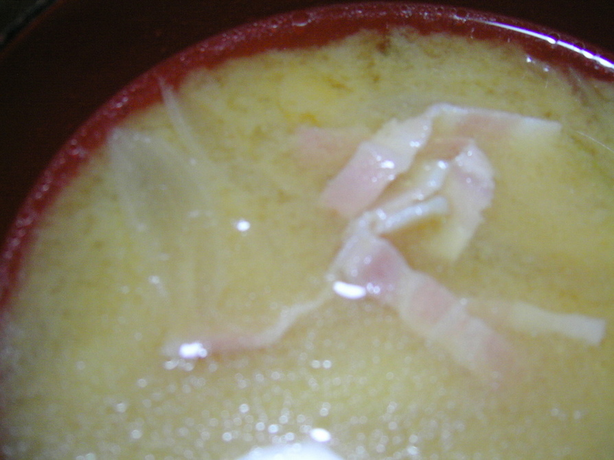 玉ねぎとベーコンの味噌汁の画像