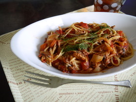 簡単!さんまの蒲焼き缶とトマトのパスタ