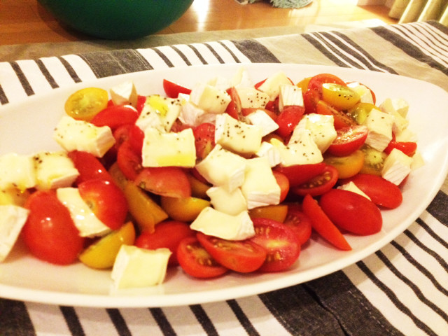 プチトマトとカマンベールチーズのサラダの画像