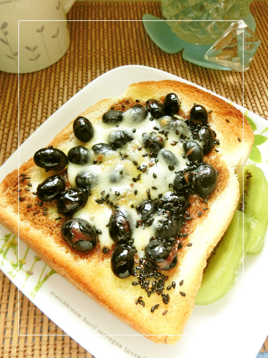 黒豆×黒ゴマ×黒蜜のチーズトーストの画像